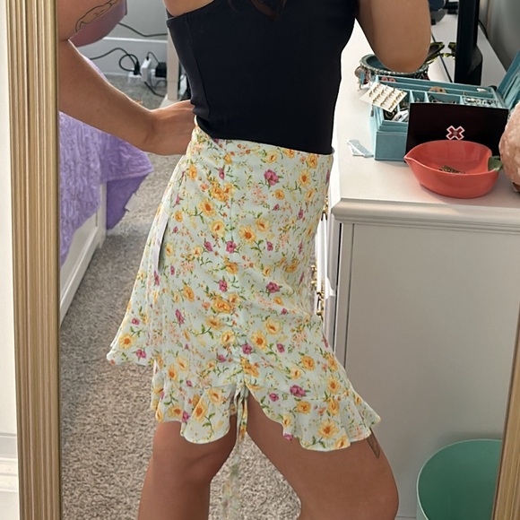 NWT colorful floral skirt with scrunch tie on the side - Picture 3 of 7